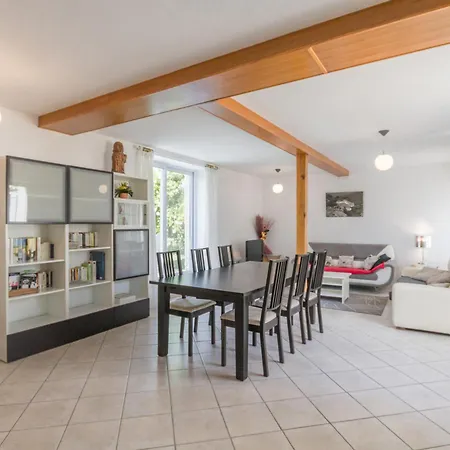 Spacieuse Avec Jardin Clos Et Parking Securise Pres De Paris - Fr-1-527-57